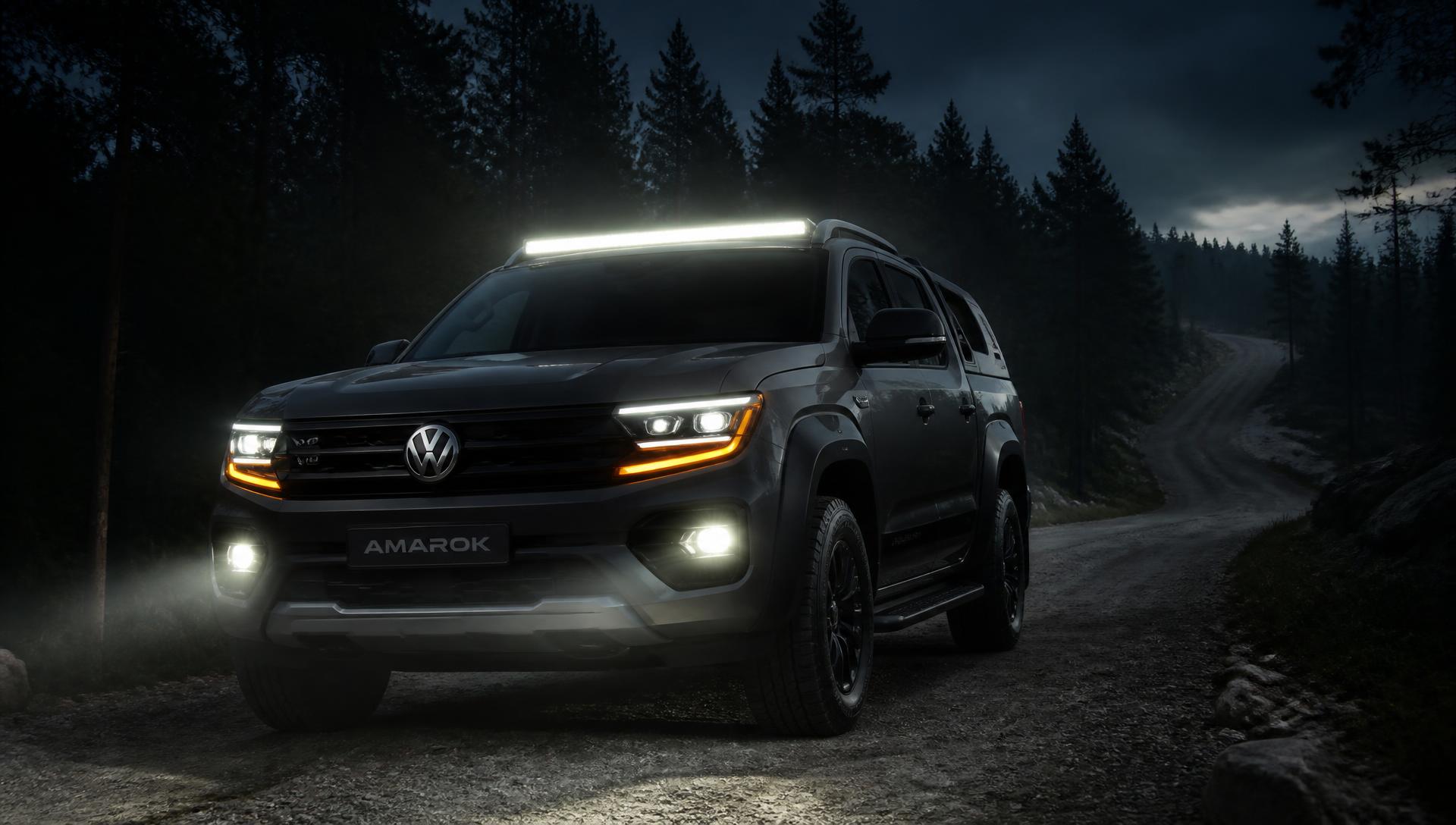 VW Amarok Panamericana 2026 med tända extraljus på skogsväg i mörker
